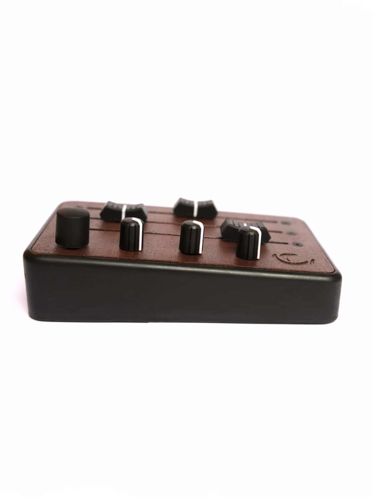 Brise MkII MIDI Controller seen from the front, with its rotary encoder, knobs and faders