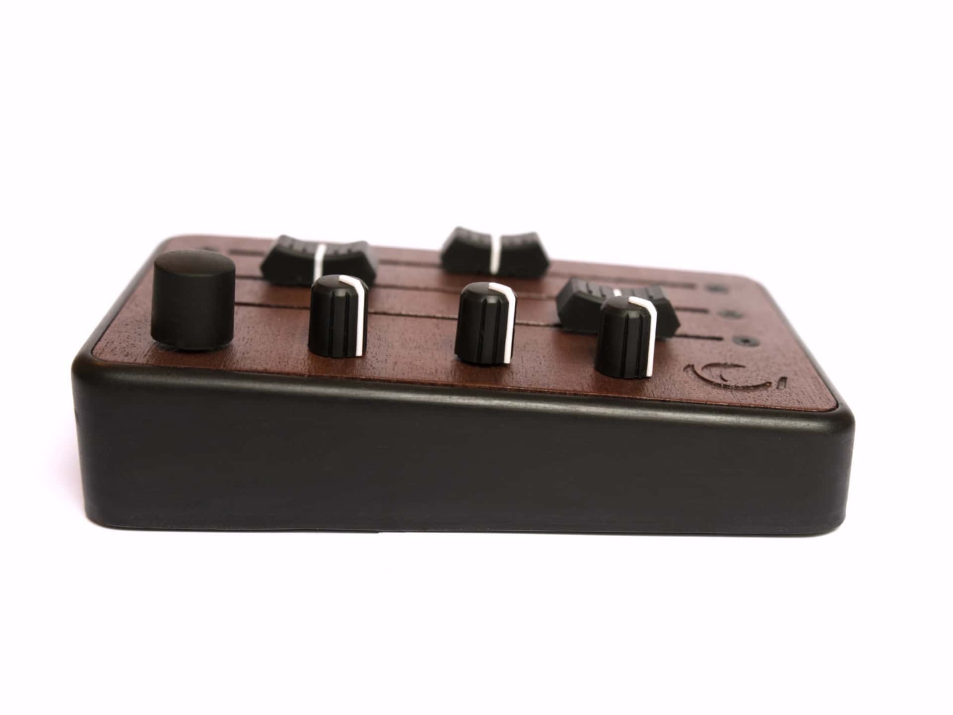 Brise MkII MIDI Controller seen from the front, with its rotary encoder, knobs and faders
