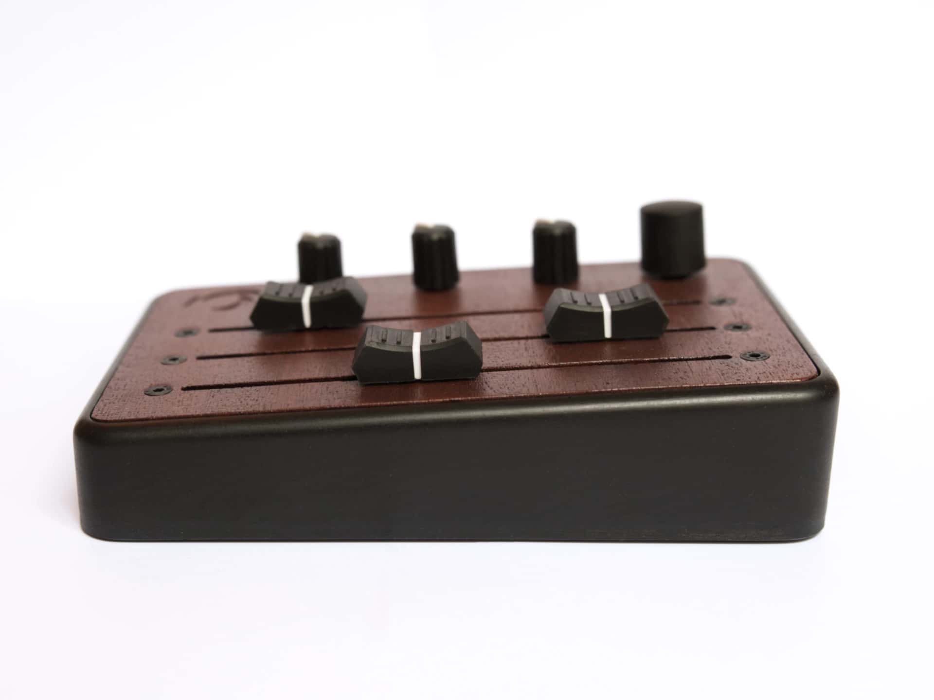Brise MkII MIDI Controller seen from the back, with the engraved Souffle logo on the mahogany top