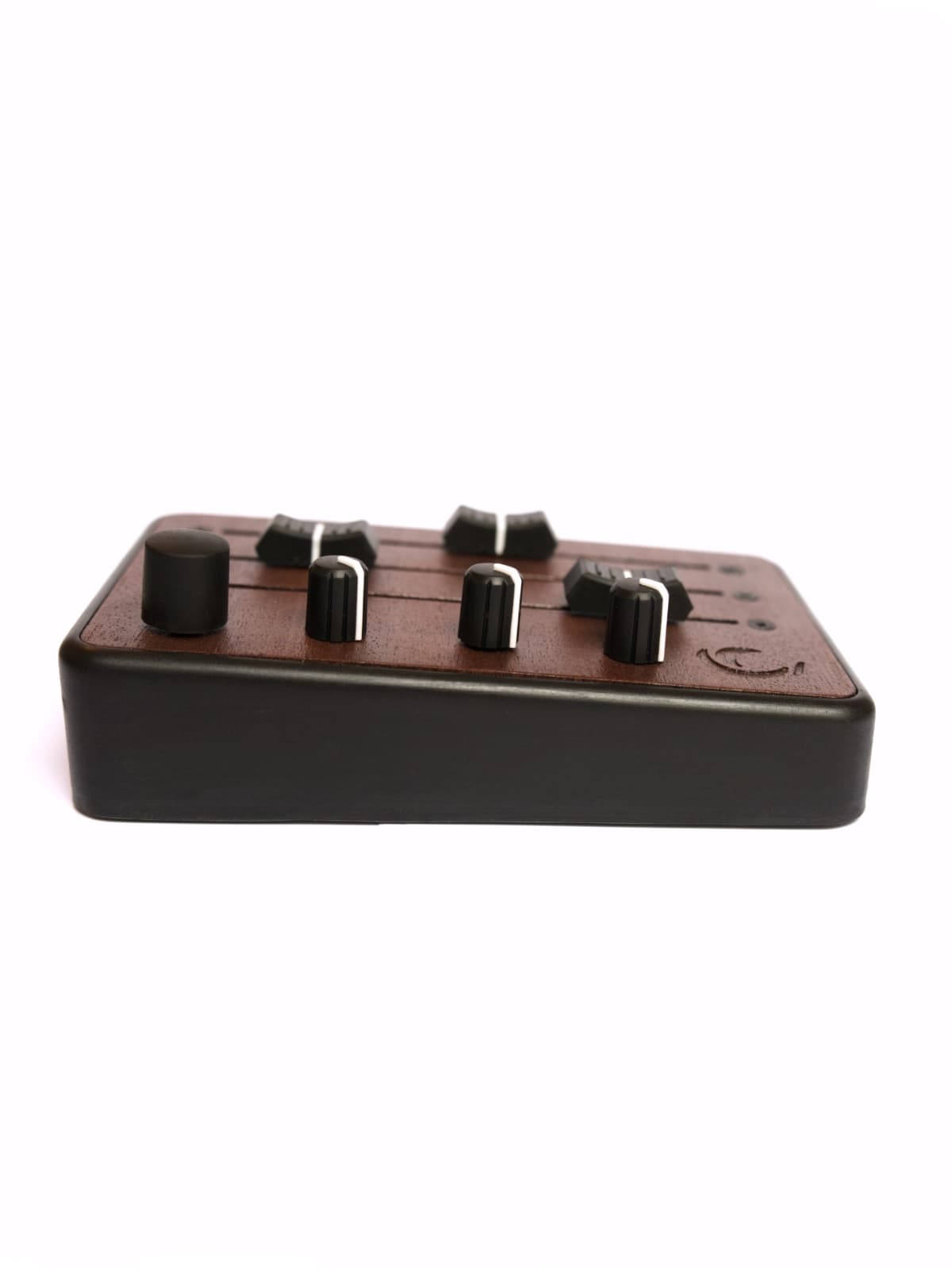 Brise MkII MIDI Controller seen from the front, with its rotary encoder, knobs and faders