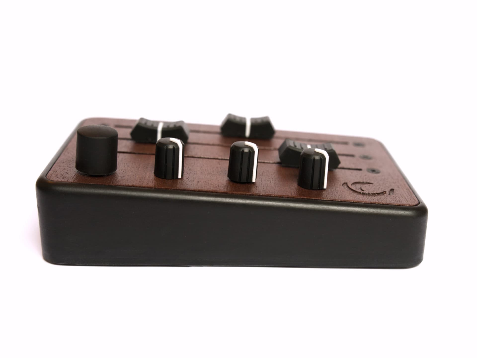 Brise MkII MIDI Controller seen from the front, with its rotary encoder, knobs and faders