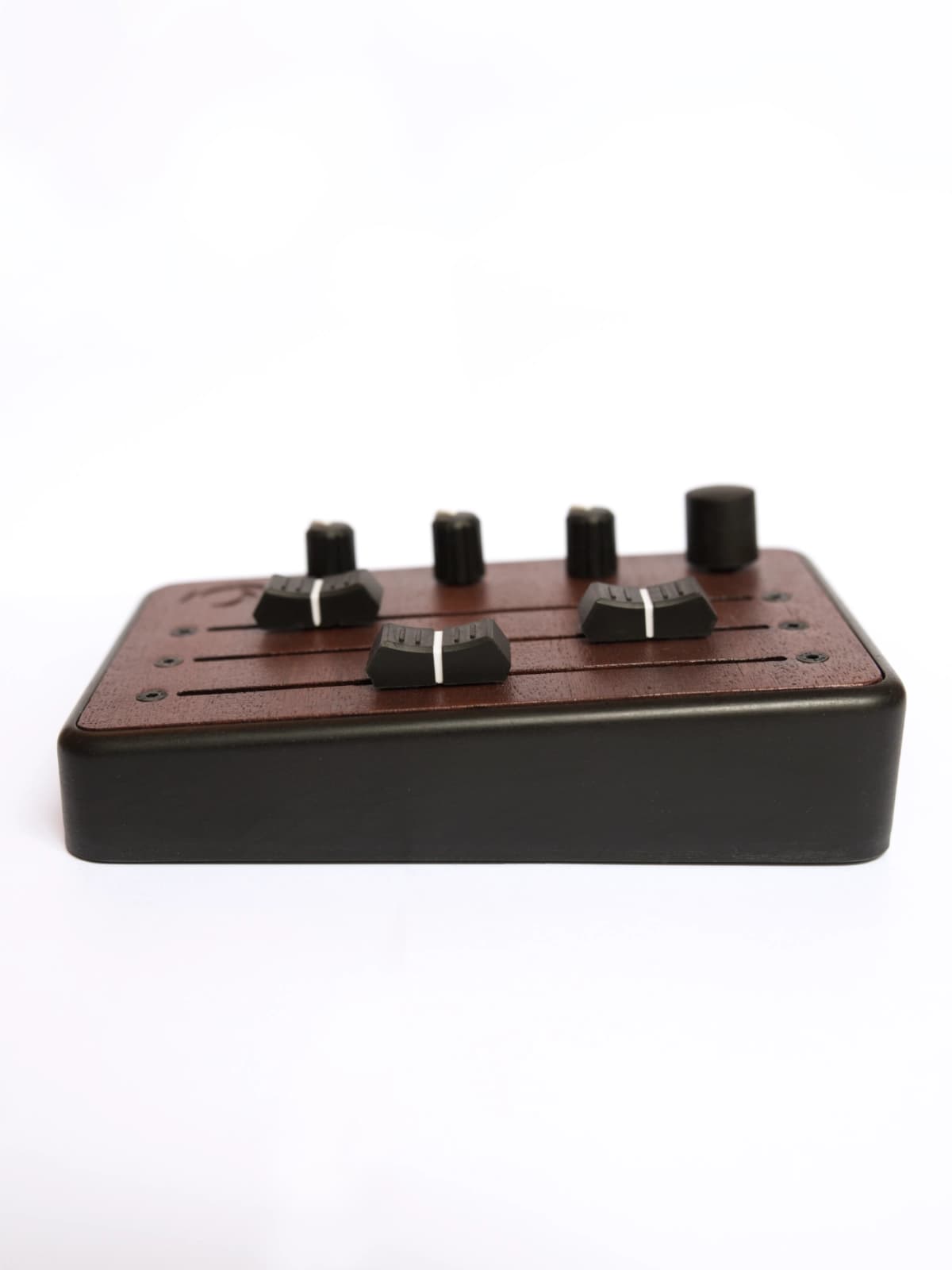 Brise MkII MIDI Controller seen from the back, with the engraved Souffle logo on the mahogany top