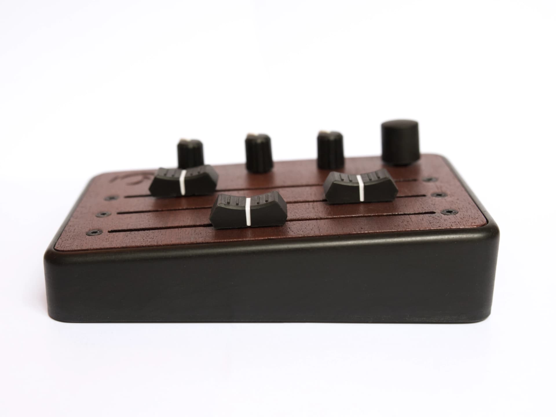 Brise MkII MIDI Controller seen from the back, with the engraved Souffle logo on the mahogany top